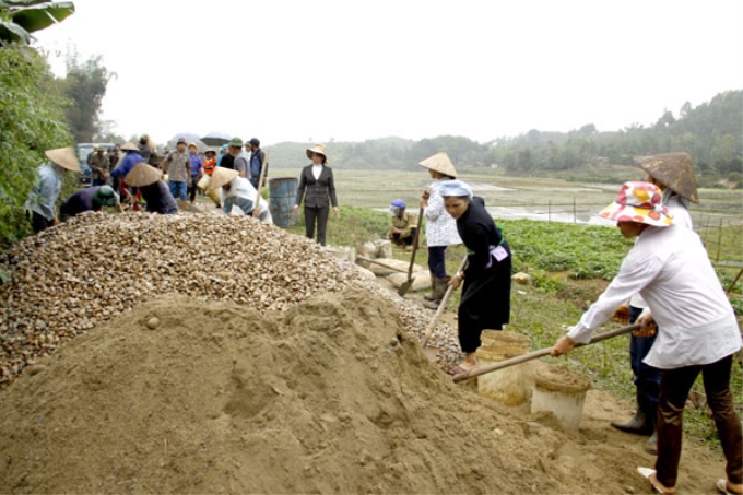 Nhân dân Phú Nhuận (huyện Bảo Thắng) tích cực tham gia bê tông hóa đường giao thông nông thôn (Ảnh: báo Lào Cai)